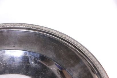 Plat circulaire en argent, la bordure ornée...