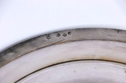 Plat circulaire en argent, la bordure ornée...