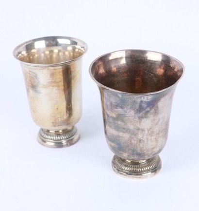 Deux timbales tulipes en argent, modèle à...
