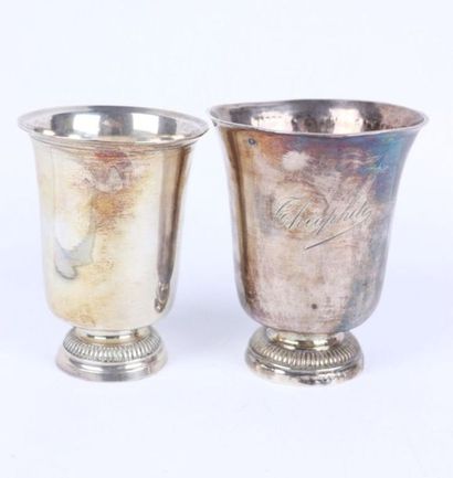 Deux timbales tulipes en argent, modèle à...