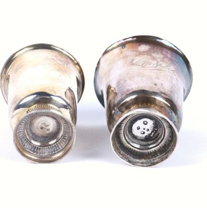 Deux timbales tulipes en argent, modèle à...