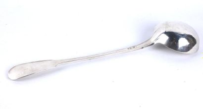 Grande louche en argent, modèle au filet...