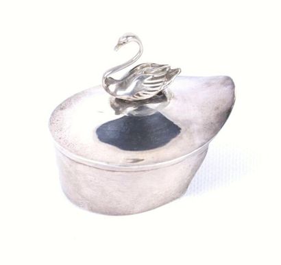 Couvercle en argent à décor d'un cygne formant...