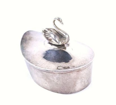 Couvercle en argent à décor d'un cygne formant...
