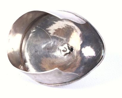 Couvercle en argent à décor d'un cygne formant...