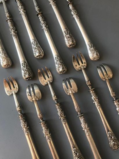 Suite de douze fourchettes à huitre en argent,...