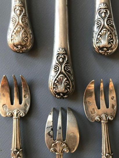 Suite de douze fourchettes à huitre en argent,...