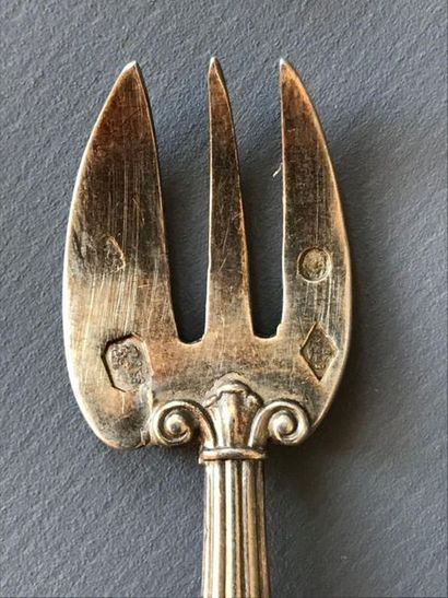 Suite de douze fourchettes à huitre en argent,...