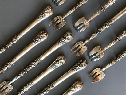 Suite de douze fourchettes à huitre en argent,...