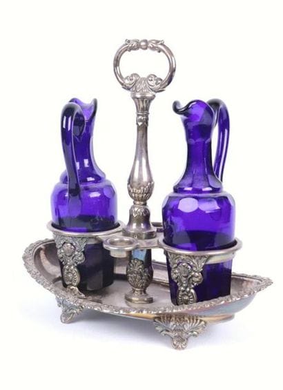 Huilier-vinaigrier en argent à décor de rinceaux...