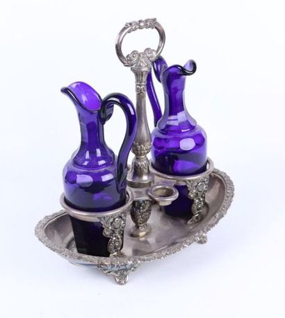 Huilier-vinaigrier en argent à décor de rinceaux...