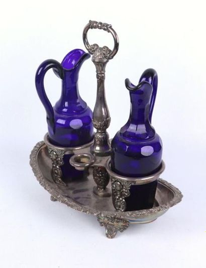 Huilier-vinaigrier en argent à décor de rinceaux...