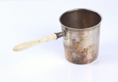 Timbale sur manche en argent et os tourné,...