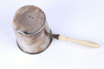 Timbale sur manche en argent et os tourné,...