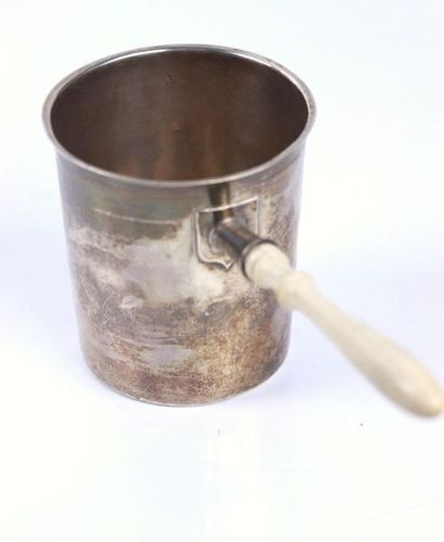 Timbale sur manche en argent et os tourné,...