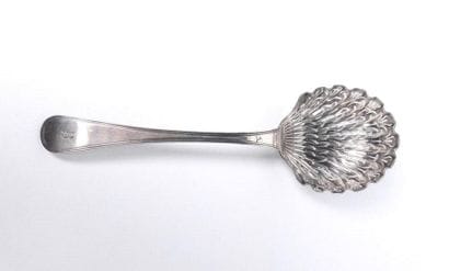 Cuillère à saupoudrer en argent à décor de...