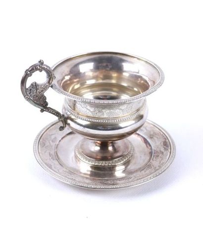Grande tasse en argent et sa soucoupe, modèle...