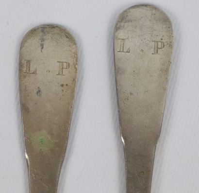Suite de six couverts et deux cuillères en...