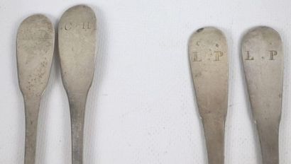 Suite de six couverts et deux cuillères en...