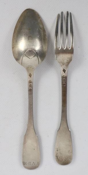 Suite de six couverts et deux cuillères en...