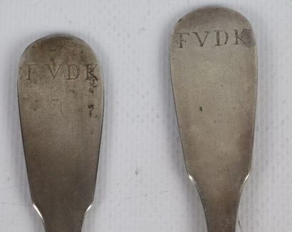 Suite de six couverts et deux cuillères en...