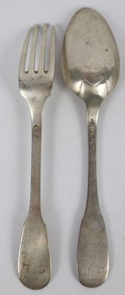 Suite de six couverts et deux cuillères en...