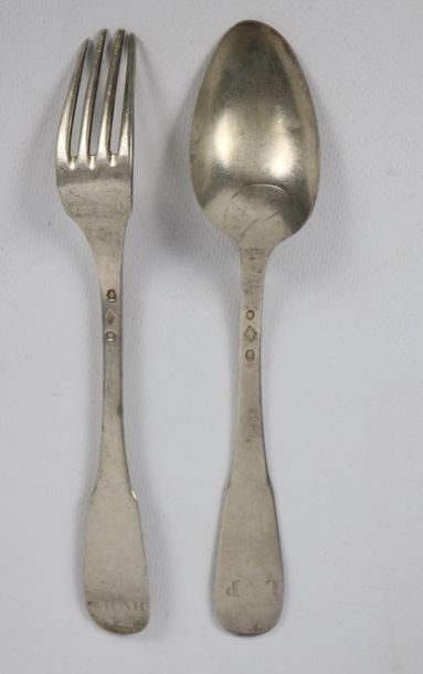Suite de six couverts et deux cuillères en...