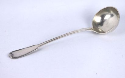 Grande louche en argent, modèle au filet,...