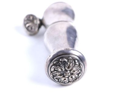 Manche à gigot en argent, l'embout gravé...