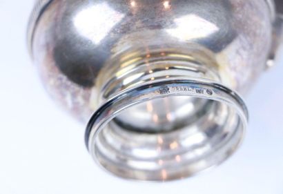 Ensemble de deux verseuses en argent, l'une...