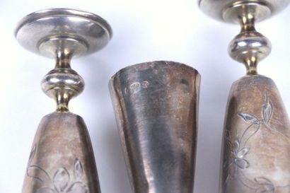 Réunion de trois verres à liqueurs sur piédouche...
