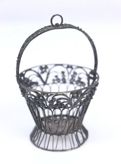 Petit panier à suspendre en argent tressé...