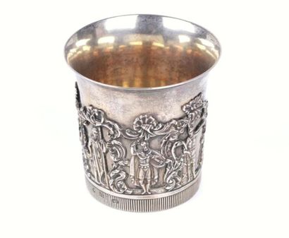 Timbale à col évasé à décor appliqué de soldats...