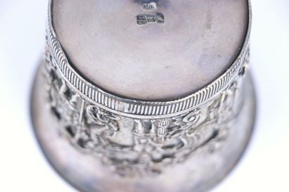 Timbale à col évasé à décor appliqué de soldats...