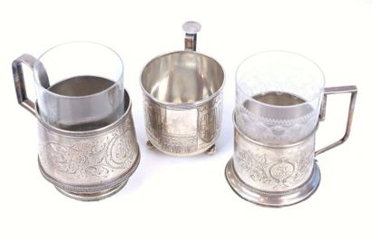 Ensemble de trois tasses en argent à décor...