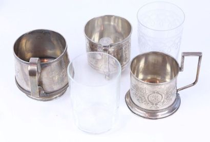 Ensemble de trois tasses en argent à décor...