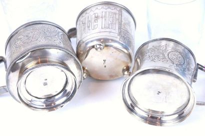 Ensemble de trois tasses en argent à décor...
