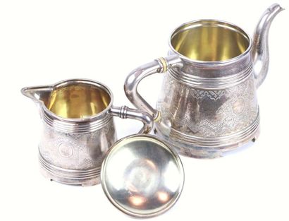 Théière et son pot à lait en argent, modèle...