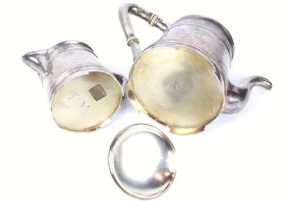 Théière et son pot à lait en argent, modèle...
