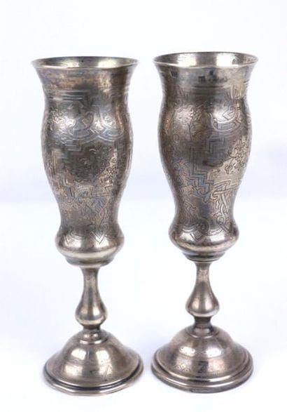 Paire de flutes en argent gravé de médaillons...