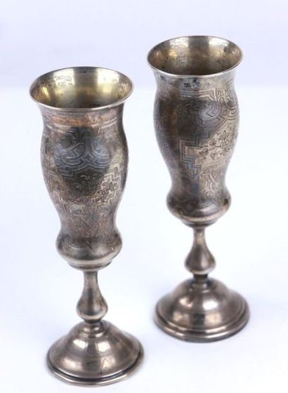Paire de flutes en argent gravé de médaillons...