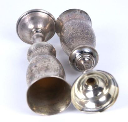 Paire de flutes en argent gravé de médaillons...
