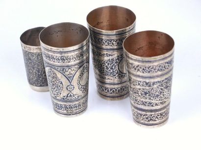 Ensemble de trois gobelets à liqueurs en...