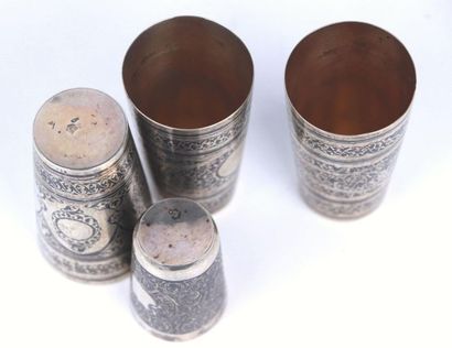 Ensemble de trois gobelets à liqueurs en...