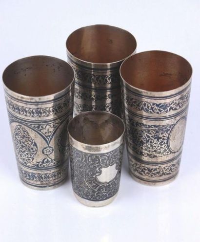 Ensemble de trois gobelets à liqueurs en...