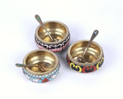 Trois salerons et leurs pelles en argent...