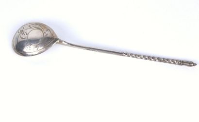 Cuillère à caviar en argent, le manche torsadé...
