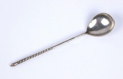 Cuillère à caviar en argent, le manche torsadé...