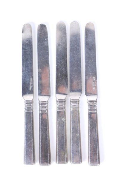 Suite de cinq couteaux à fruits en argent,...