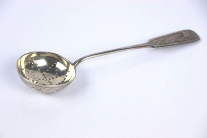 Cuillère à saupoudrer en argent à décor gravé...